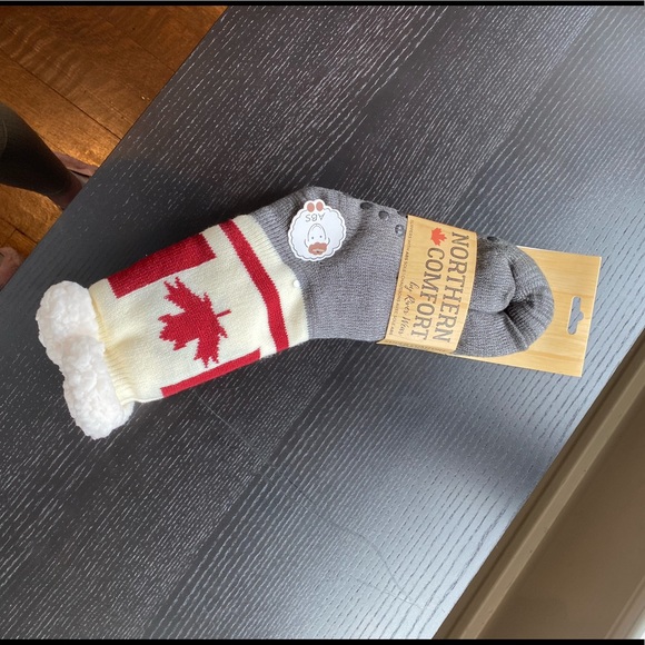 Fuzzy Slippers / Socks with Canadian Flag - Picture 1 of 5